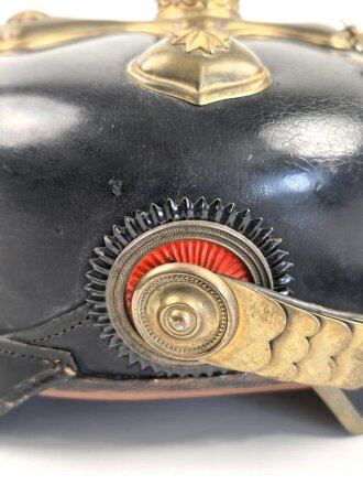 Bayern, Pickelhaube für einen Reserveoffizier der Chevaulegers. In allen Teilen original und zusammengehörig, Doppellöcher, vermutlich beim ändern vom Offizier zum Reserveoffiziersemblem.