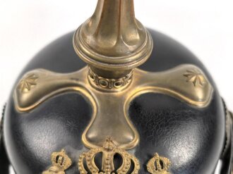 Bayern, Pickelhaube für einen Reserveoffizier der Chevaulegers. In allen Teilen original und zusammengehörig, Doppellöcher, vermutlich beim ändern vom Offizier zum Reserveoffiziersemblem.
