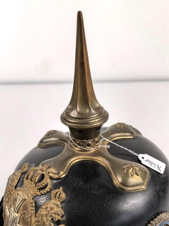 Bayern, Pickelhaube für einen Reserveoffizier im Infanterie Leibregiment oder Pionier. In allen Teilen original und zusammengehörig, Doppellöcher, vermutlich beim ändern vom Offizier zum Reserveoffiziersemblem.