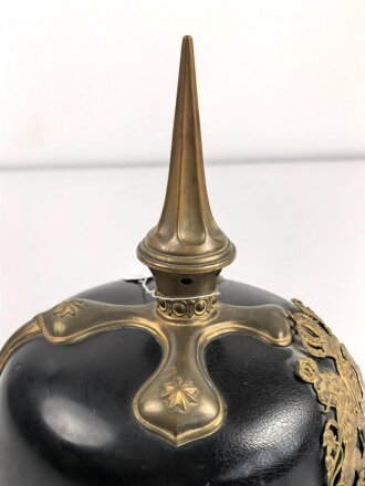 Bayern, Pickelhaube für einen Reserveoffizier im Infanterie Leibregiment oder Pionier. In allen Teilen original und zusammengehörig, Doppellöcher, vermutlich beim ändern vom Offizier zum Reserveoffiziersemblem.