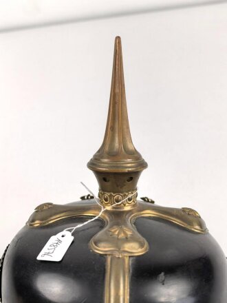 Bayern, Pickelhaube für einen Reserveoffizier im Infanterie Leibregiment oder Pionier. In allen Teilen original und zusammengehörig, Doppellöcher, vermutlich beim ändern vom Offizier zum Reserveoffiziersemblem.