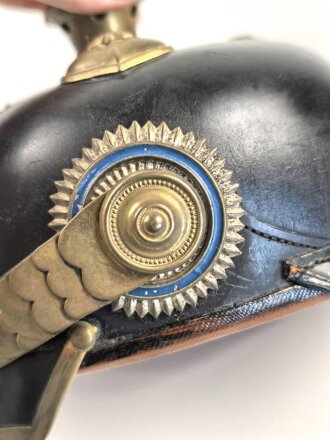 Bayern, Pickelhaube für einen Reserveoffizier im Infanterie Leibregiment oder Pionier. In allen Teilen original und zusammengehörig, Doppellöcher, vermutlich beim ändern vom Offizier zum Reserveoffiziersemblem.