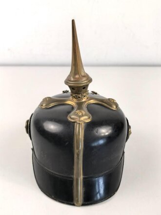 Bayern, Pickelhaube für einen Reserveoffizier im Infanterie Leibregiment oder Pionier. In allen Teilen original und zusammengehörig, Doppellöcher, vermutlich beim ändern vom Offizier zum Reserveoffiziersemblem.