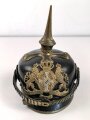 Bayern, Pickelhaube für einen Reserveoffizier der Chevaulegers. In allen Teilen original und zusammengehörig, Doppellöcher, vermutlich beim ändern vom Offizier zum Reserveoffiziersemblem.