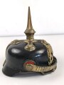 Bayern, Pickelhaube für einen Reserveoffizier der Chevaulegers. In allen Teilen original und zusammengehörig, Doppellöcher, vermutlich beim ändern vom Offizier zum Reserveoffiziersemblem.