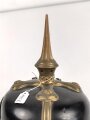 Bayern, Pickelhaube für einen Reserveoffizier im Infanterie Leibregiment oder Pionier. In allen Teilen original und zusammengehörig, Doppellöcher, vermutlich beim ändern vom Offizier zum Reserveoffiziersemblem.