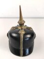 Bayern, Pickelhaube für einen Reserveoffizier im Infanterie Leibregiment oder Pionier. In allen Teilen original und zusammengehörig, Doppellöcher, vermutlich beim ändern vom Offizier zum Reserveoffiziersemblem.