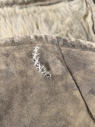Schwerer Wintermantel mit großen Kastenstempel, dieser erinnert an russische Stempel. Gewaltige Grösse, riecht nach altem Fell und Keller.