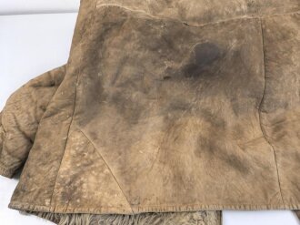 Schwerer Wintermantel mit großen Kastenstempel, dieser erinnert an russische Stempel. Gewaltige Grösse, riecht nach altem Fell und Keller.