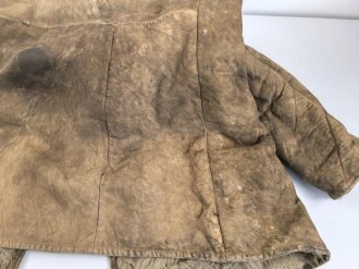 Schwerer Wintermantel mit großen Kastenstempel, dieser erinnert an russische Stempel. Gewaltige Grösse, riecht nach altem Fell und Keller.