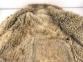 Schwerer Wintermantel mit großen Kastenstempel, dieser erinnert an russische Stempel. Gewaltige Grösse, riecht nach altem Fell und Keller.