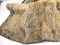 Schwerer Wintermantel mit großen Kastenstempel, dieser erinnert an russische Stempel. Gewaltige Grösse, riecht nach altem Fell und Keller.