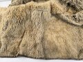 Schwerer Wintermantel mit großen Kastenstempel, dieser erinnert an russische Stempel. Gewaltige Grösse, riecht nach altem Fell und Keller.