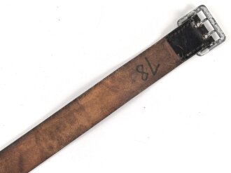 Zweidornkoppel für Offiziere des Heeres. Geschwärztes Leder, Höhe 45mm, Gesamtlänge 113cm