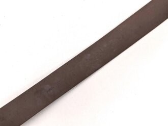 Koppelriemen für Angehörige von Parteiverbänden. Brauner Kunststoff ohne Markierungen, Gesamtlänge 94cm