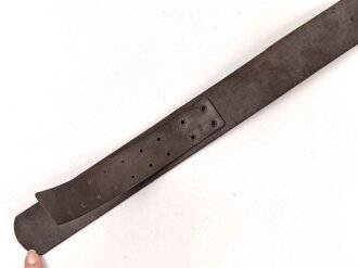 Koppelriemen für Angehörige von Parteiverbänden. Brauner Kunststoff ohne Markierungen, Gesamtlänge 94cm