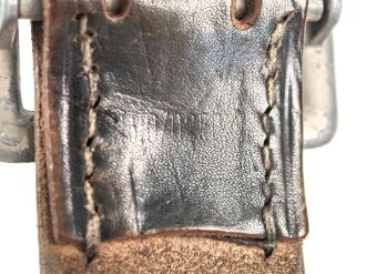 Zweidornkoppel für Offiziere des Heeres. Geschwärztes Leder, Höhe 42mm, Gesamtlänge 120cm