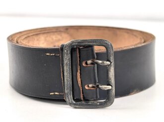 Zweidornkoppel für Führer von Parteiverbänden. Schwarzes Leder, Höhe 43mm, die Schließe mit RZM Markierung.  Gesamtlänge 106cm