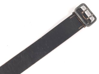 Zweidornkoppel für Führer von Parteiverbänden. Schwarzes Leder, Höhe 43mm, die Schließe mit RZM Markierung.  Gesamtlänge 106cm