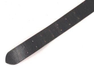 Zweidornkoppel für Führer von Parteiverbänden. Schwarzes Leder, Höhe 43mm, die Schließe mit RZM Markierung.  Gesamtlänge 106cm