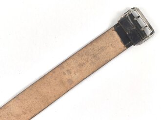 Zweidornkoppel für Führer von Parteiverbänden. Schwarzes Leder, Höhe 43mm, die Schließe mit RZM Markierung.  Gesamtlänge 106cm