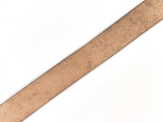 Zweidornkoppel für Führer von Parteiverbänden. Schwarzes Leder, Höhe 43mm, die Schließe mit RZM Markierung.  Gesamtlänge 106cm