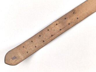 Zweidornkoppel für Führer von Parteiverbänden. Schwarzes Leder, Höhe 43mm, die Schließe mit RZM Markierung.  Gesamtlänge 106cm