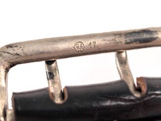 Zweidornkoppel für Führer von Parteiverbänden. Schwarzes Leder, Höhe 43mm, die Schließe mit RZM Markierung.  Gesamtlänge 106cm