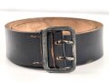 Zweidornkoppel für Führer von Parteiverbänden. Schwarzes Leder, Höhe 43mm, die Schließe mit RZM Markierung.  Gesamtlänge 106cm