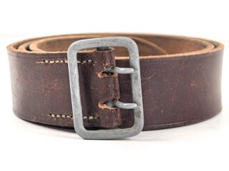 Zweidornkoppel für Führer von Parteiverbänden. Braunes Leder, Höhe 44mm, die Schließe und der Riemen mit RZM Markierung.  Gesamtlänge 107cm