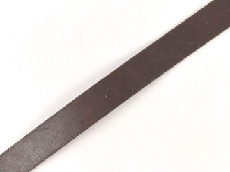 Zweidornkoppel für Führer von Parteiverbänden. Braunes Leder, Höhe 44mm, die Schließe und der Riemen mit RZM Markierung.  Gesamtlänge 107cm