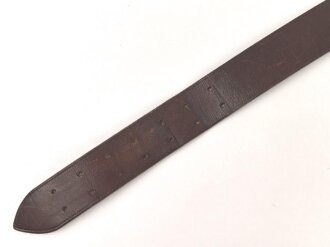 Zweidornkoppel für Führer von Parteiverbänden. Braunes Leder, Höhe 44mm, die Schließe und der Riemen mit RZM Markierung.  Gesamtlänge 107cm