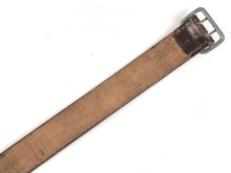 Zweidornkoppel für Führer von Parteiverbänden. Braunes Leder, Höhe 44mm, die Schließe und der Riemen mit RZM Markierung.  Gesamtlänge 107cm
