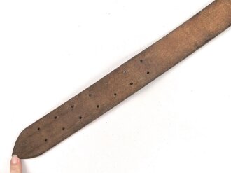 Zweidornkoppel für Führer von Parteiverbänden. Braunes Leder, Höhe 44mm, die Schließe und der Riemen mit RZM Markierung.  Gesamtlänge 107cm