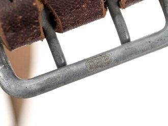 Zweidornkoppel für Führer von Parteiverbänden. Braunes Leder, Höhe 44mm, die Schließe und der Riemen mit RZM Markierung.  Gesamtlänge 107cm
