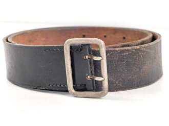 Zweidornkoppel für Führer von Parteiverbänden. Schwarzes Leder, Höhe 44mm, die Schließe und der Riemen mit RZM Markierung.  Gesamtlänge 112cm