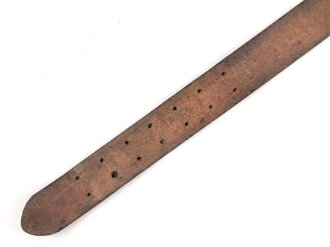 Zweidornkoppel für Führer von Parteiverbänden. Schwarzes Leder, Höhe 44mm, die Schließe und der Riemen mit RZM Markierung.  Gesamtlänge 112cm