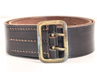Zweidornkoppel für Führer von Parteiverbänden. Schwarzes Leder, Höhe 45mm, die vergoldete Schließe mit RZM Markierung.  Gesamtlänge 91cm