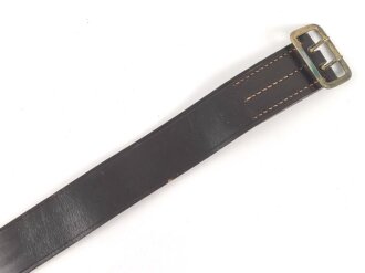 Zweidornkoppel für Führer von Parteiverbänden. Schwarzes Leder, Höhe 45mm, die vergoldete Schließe mit RZM Markierung.  Gesamtlänge 91cm