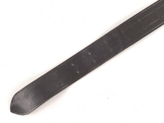 Zweidornkoppel für Führer von Parteiverbänden. Schwarzes Leder, Höhe 45mm, die vergoldete Schließe mit RZM Markierung.  Gesamtlänge 91cm