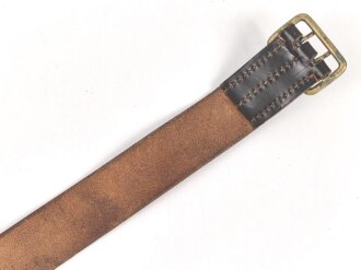 Zweidornkoppel für Führer von Parteiverbänden. Schwarzes Leder, Höhe 45mm, die vergoldete Schließe mit RZM Markierung.  Gesamtlänge 91cm