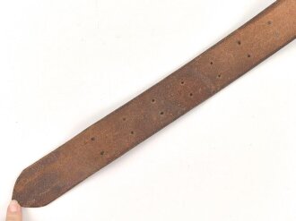 Zweidornkoppel für Führer von Parteiverbänden. Schwarzes Leder, Höhe 45mm, die vergoldete Schließe mit RZM Markierung.  Gesamtlänge 91cm
