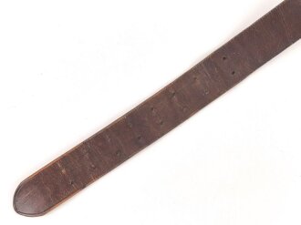Zweidornkoppel für Führer von Parteiverbänden. Braunes Leder, Höhe 45mm, die Schließe  und der Riemen mit RZM Markierung.  Gesamtlänge 114cm