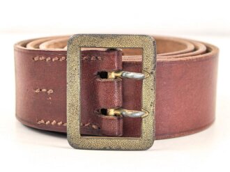 Zweidornkoppel für Generale des Heeres. Ungeschwärztes Leder, in 45mm Höhe, die Schliesse vergoldet. Gesamtlänge 111cm