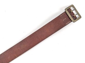 Zweidornkoppel für Generale des Heeres. Ungeschwärztes Leder, in 45mm Höhe, die Schliesse vergoldet. Gesamtlänge 111cm