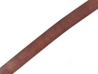 Zweidornkoppel für Generale des Heeres. Ungeschwärztes Leder, in 45mm Höhe, die Schliesse vergoldet. Gesamtlänge 111cm