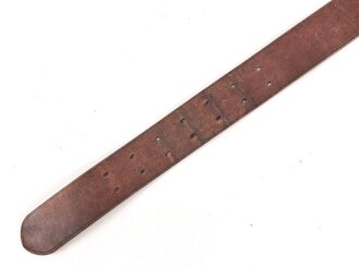 Zweidornkoppel für Generale des Heeres. Ungeschwärztes Leder, in 45mm Höhe, die Schliesse vergoldet. Gesamtlänge 111cm