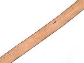 Zweidornkoppel für Generale des Heeres. Ungeschwärztes Leder, in 45mm Höhe, die Schliesse vergoldet. Gesamtlänge 111cm