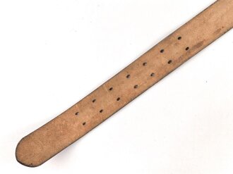Zweidornkoppel für Generale des Heeres. Ungeschwärztes Leder, in 45mm Höhe, die Schliesse vergoldet. Gesamtlänge 111cm