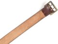 Zweidornkoppel für Generale des Heeres. Ungeschwärztes Leder, in 45mm Höhe, die Schliesse vergoldet. Gesamtlänge 111cm